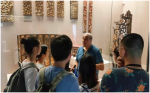 外教在曆史博物館給學生講解埃及...